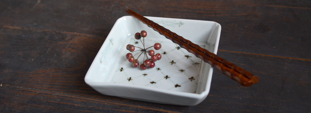 清水なお子　鉄絵格子に松葉文四方鉢