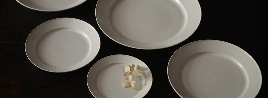 山本拓也　乳白リム皿