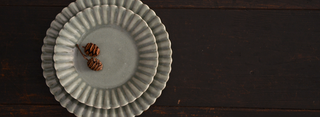 関口憲孝　青磁輪花皿