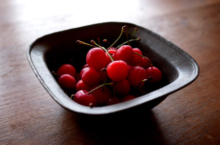 岩手の関口さんの器に山形のさくらんぼ