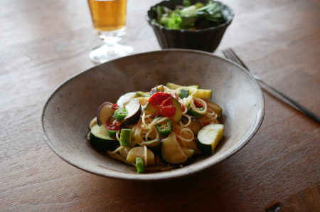 夏野菜のパスタを楕円鉢に盛る　