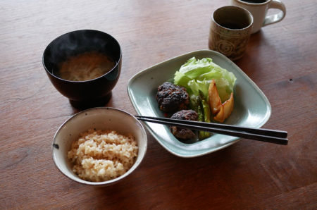 青磁の器には色の濃い料理が似合う