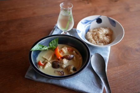 田谷直子さんの青ルリカレー鉢にグリーンカレー