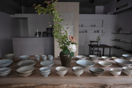 明日から開催する「竹本ゆき子展」の器並びました