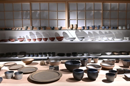 明日から始まる「井内素・村尾一哉二人展」の器並びました