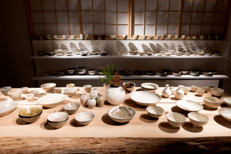 明日から始まる「鈴木美雲・坪井俊憲 二人展」の器が並びました