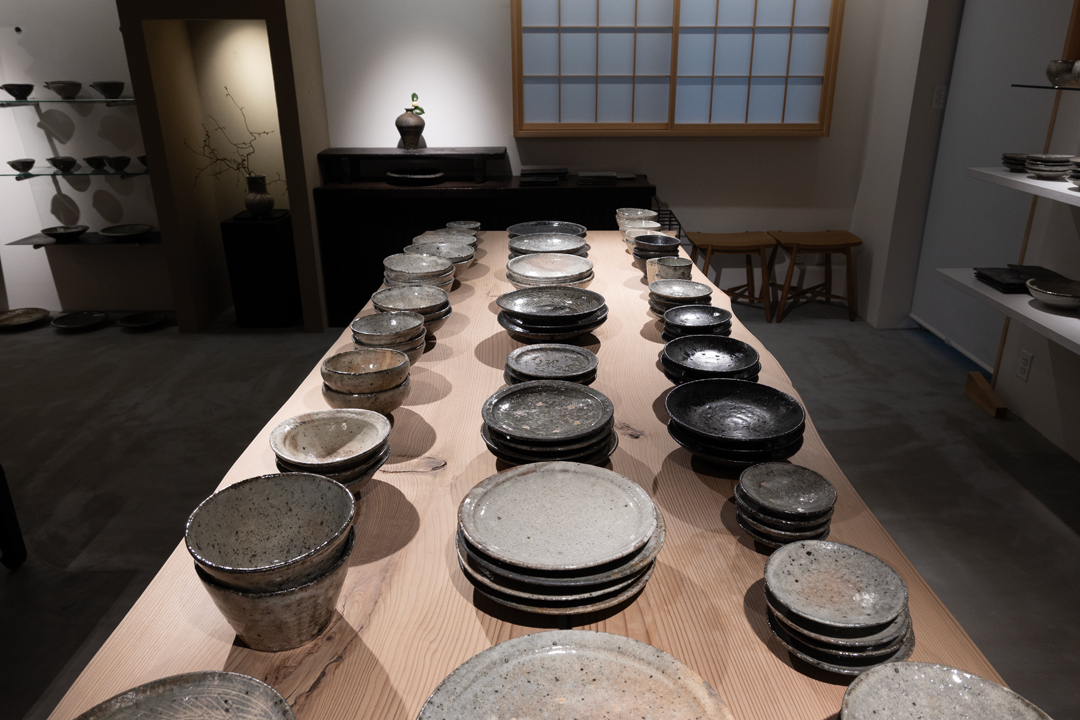 八田亨展」の器並びました - 百福