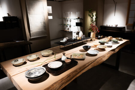 「冬のしつらえ展 -酒のうつわ-」の準備が整いました